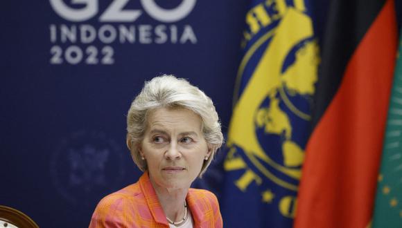 La presidenta de la Comisión Europea, Ursula von der Leyen, asiste a una reunión entre los líderes de la Unión Africana y la Unión Europea al margen de la Cumbre del G20 en Nusa Dua, en la isla turística indonesia de Bali, el 15 de noviembre de 2022. (Foto de Ludovic MARIN / POOL / AFP)