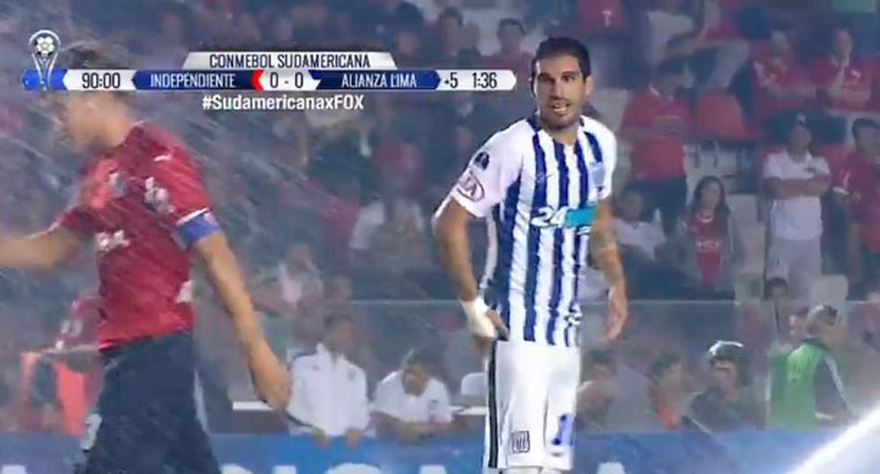 Los grifos de agua sorprendieron a los jugadores de Independiente y Alianza Lima en los últimos minutos del partido. (Foto: Captura)
