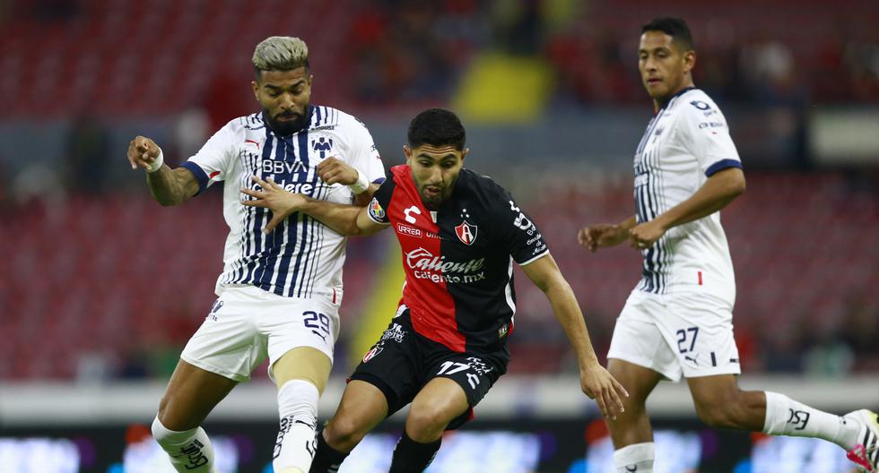 AME3341. GUADALAJARA (MÉXICO), 09/02/2023.- Jaziel Martínez (c) de Atlas disputa el balón con Rodrígo Aguirre (i) de Monterrey hoy durante un partido de la jornada 5 del torneo Clausura 2023 de la liga del fútbol mexicano, disputado en el Estadio Jalisco, en Guadalajara (México). EFE/ Francisco Guasco
