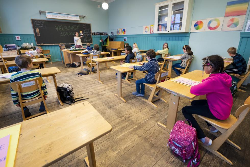 Los alumnos de tercer grado de la escuela Nordstrand Steinerskole de Oslo asisten a una clase en su aula después de que la escuela reabriera. (Heiko Junge / NTB Scanpix / AFP)