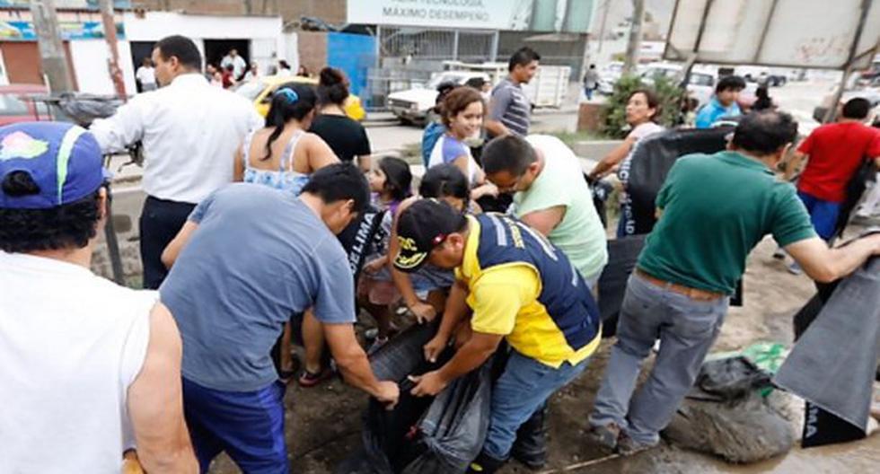 La Municipalidad de Lima entregó ayuda material y brindó asistencia médica a los afectados por los huaicos caídos en las últimas 48 horas en los distritos de Chaclacayo y Chosica. (Foto: Andina)