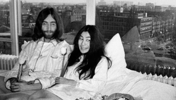 El miembro de los Beatles John Lennon y su esposa Yoko Ono reciben a los periodistas el 25 de marzo de 1969 en la habitación del hotel Hilton de Ámsterdam, durante su luna de miel en Europa. (Foto de ANP / AFP)