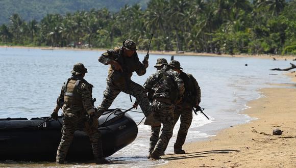 Miembros del grupo de operaciones especiales de la marina filipina (NAVSOG) participan en el ejercicio militar conjunto anual entre Filipinas y Estados Unidos  provincia de Aurora, el 15 de mayo de 2017. (Foto de TED ALJIBE / AFP).