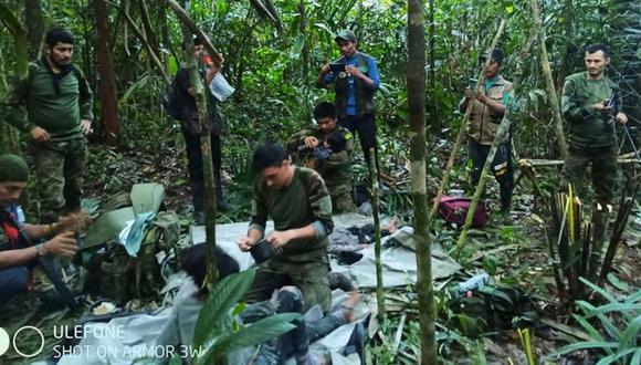 Soldados colombianos atienden a los cuatro niños poco después de que fueran encontrados. (Reuters).