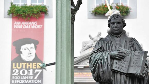 Estatua de Martín Lutero ubicada en la plaza principal, frente a la Municipalidad de Wittenberg, donde el 31 de octubre de este año se celebró una serie de actividades en conmemoración del 500 aniversario de la Reforma protestante. [Foto: AFP]
