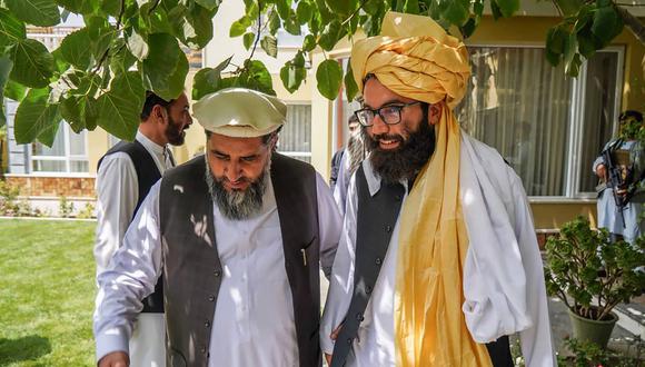 El jefe del equipo negociador de los talibanes, Anas Haqqani (derecha) en una reunión con ex funcionarios del gobierno de Afganistán. (Foto: ISLAMIC EMIRATE OF AFGHANISTAN / AFP).