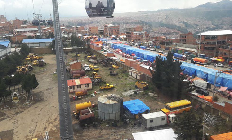 La Feria 16 de Julio, en El Alto, se levantó sobre unas viejas vías de ferrocarril. La construcción de Mi Teleférico, hace cinco años, ha permitido el crecimiento de este mercado callejero, permitiéndole recibir a cerca de 200 mil visitantes diarios. (Renzo Giner / El Comercio)