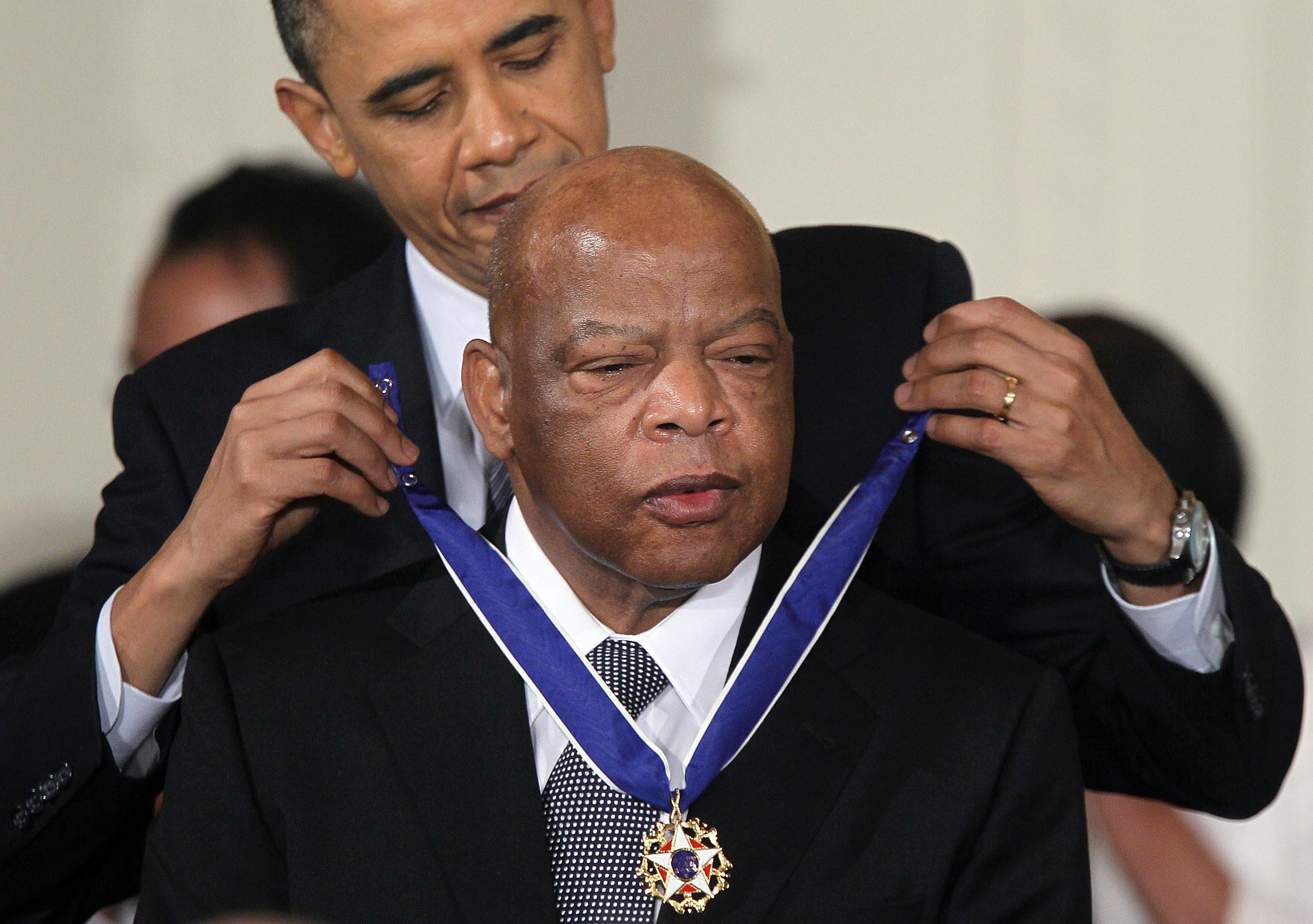 En esta foto de archivo tomado el 14 de febrero de 2011, el presidente John Lewis recibe la Medalla de la Libertad por parte del presidente Barack Obama. (Foto: ALEX WONG / AFP).
