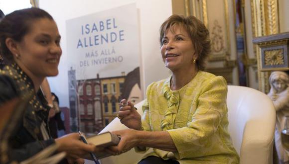Isabel Allende firmando ejemplares de su más reciente novela, "Más allá del invierno". (Foto: AFP)