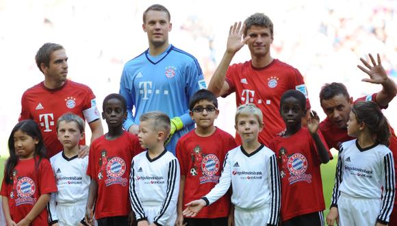 Jugadores del Bayern entraron al campo con niños refugiados