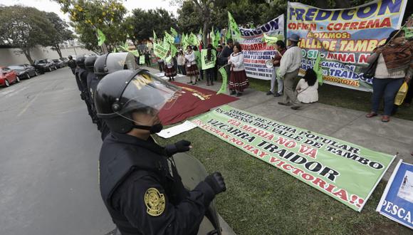Manifestantes se concentran frente al Minem donde se iniciaron las audiencias por caso Tía María. (Foto: Anthony Niño de Guzmán)