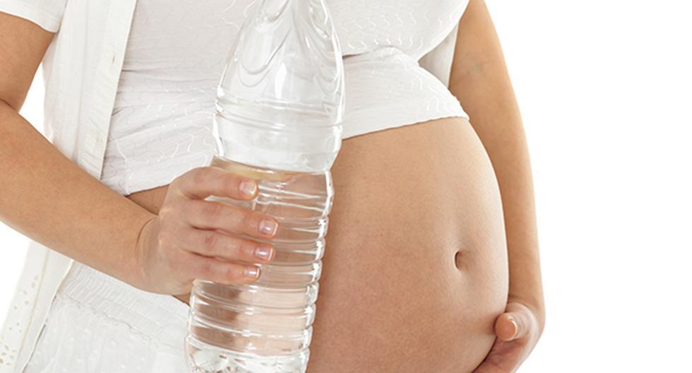 Beber de botellas de plástico podría causar daño al bebé. (Foto: IStock)