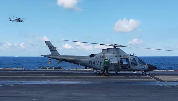 Esta fotografía de las Fuerzas Armadas de Filipinas tomada el 4 de enero de 2024 muestra a un piloto ejecutando una verificación final en un helicóptero AW109 de la Armada de Filipinas en la cubierta del USS Carl Vinson durante la segunda iteración de las Fuerzas Armadas de Filipinas y el Actividad cooperativa militar del Comando Indo-Pacífico de Estados Unidos en el Mar de China Meridional | Foto: ARMED FORCES OF THE PHILIPPINES / AFP
