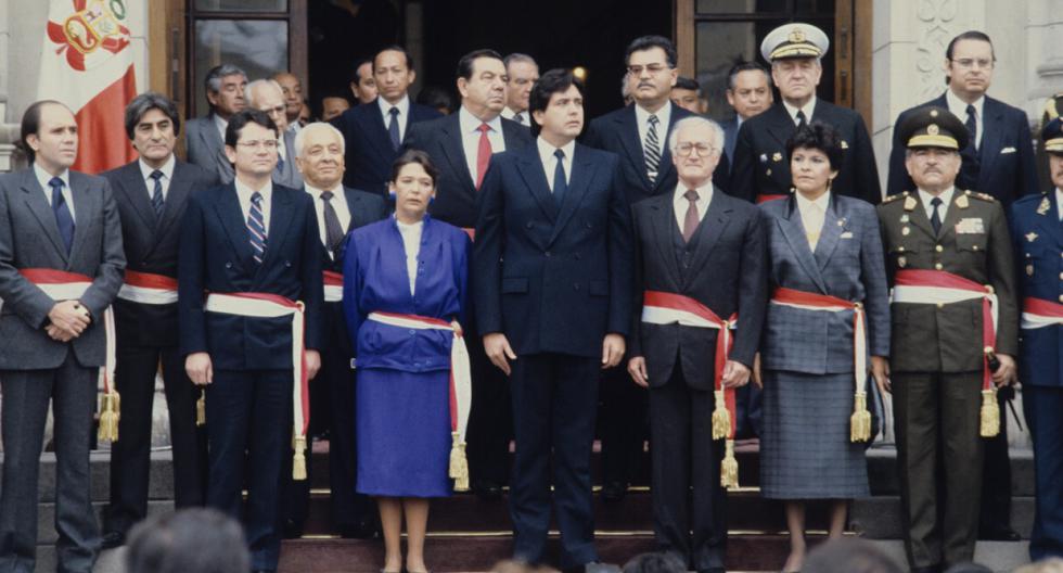 Vista del presidente Alan García Pérez junto a su renovado gabinete ministerial, presidido por Guillermo Larco Cox, tras la ceremonia de juramentación. (Foto: GEC Archivo Histórico)