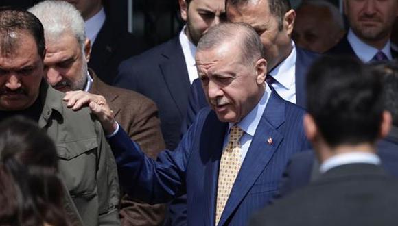 El presidente turco, Recep Tayyip Erdogan (C), abandona una mesa electoral después de votar durante las elecciones locales en Estambul, Turquía, el 31 de marzo de 2024 | Foto EFE/EPA/ERDEM SAHIN