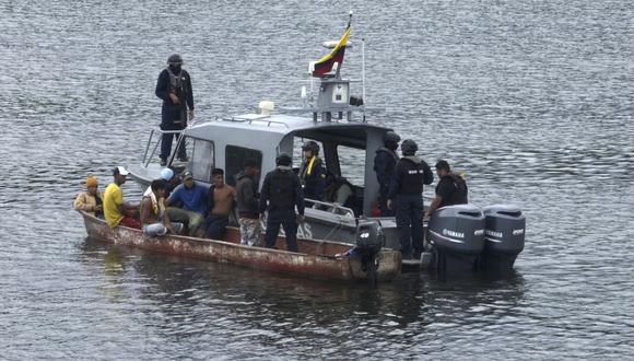 Miembros de la Armada solicitan documentos de identidad a los ocupantes de una embarcación interceptada cerca del puerto marítimo de Guayaquil, Ecuador, el 11 de mayo de 2023. (Foto por Str / AFP)