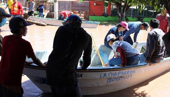Personal de protección civil traslada en lanchas a damnificados por el paso del huracán Pamela, en el municipio de Rosamorada, estado de Nayarit (México). (Foto: EFE/Aarón García).