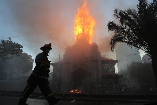 Encapuchados incendiaron la Iglesia de la Asunción en Santiago de Chile. (EFE/Elvis González).