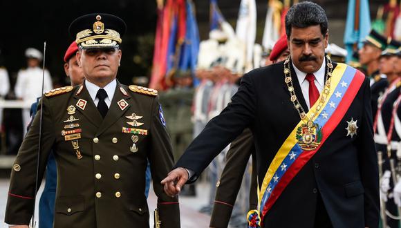 Nicolás Maduro y el máximo jefe de las Fuerzas Armadas, Vladimir Padrino López. (AFP).