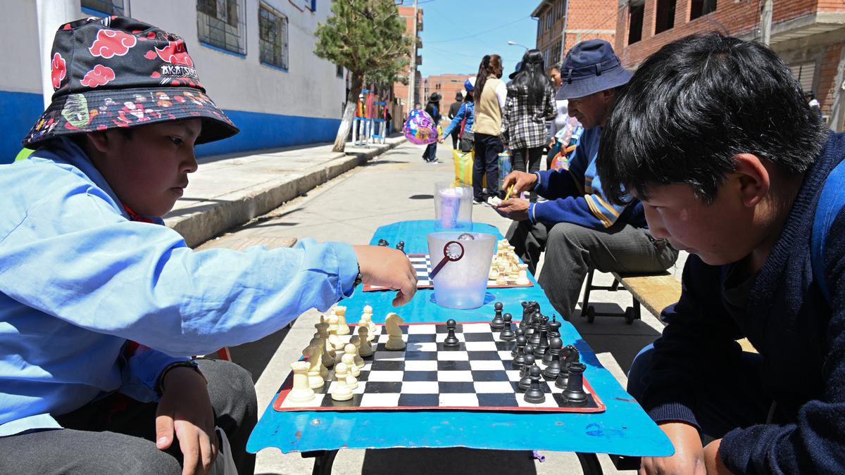 Don Juan Copa, Bolivia, Comerciante boliviano enseña ajedrez a niños de  su barrio para alejarlos del celular, VIDEO, Narración, Historias EC, MUNDO