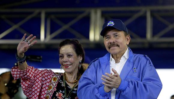El presidente de Nicaragua Daniel Ortega (D) saluda junto a la vicepresidenta Rosario Murillo (I). EFE