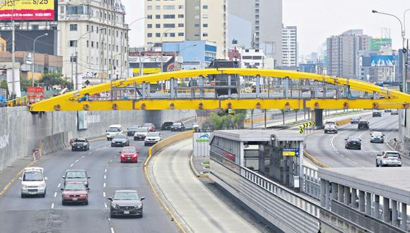 La Municipalidad de Lima está en pleno montaje de los arcos y las demás estructuras metálicas de los puentes Leoncio Prado y Junín. (Miguel Bellido / El Comercio)