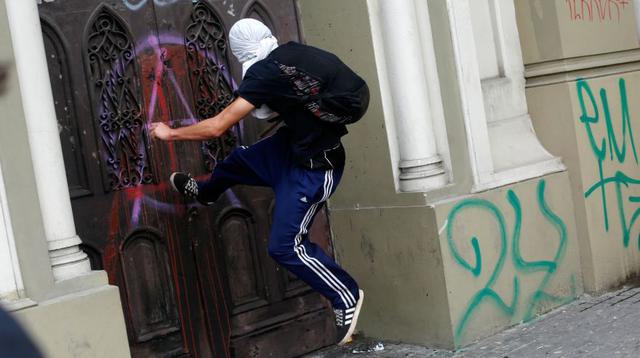 Chile: Destrozan Cristo en protesta de estudiantes [FOTOS] - 9