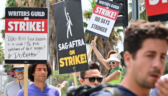Guionistas en huelga de Hollywood evalúan nueva propuesta de los estudios de cine. (Foto: Frederic J. BROWN / AFP)