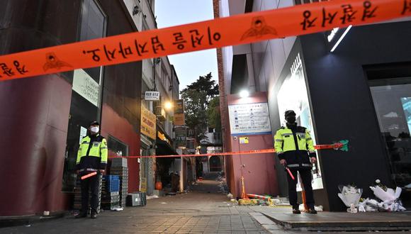 La policía hace guardia en la escena acordonada de la mortal oleada de multitudes de Halloween en el distrito de Itaewon en Seúl el 1 de noviembre de 2022. (Foto de Jung Yeon-je / AFP)