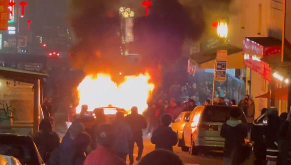 Una multitud atacó uno de los vehículos autónomos de Waymo, empresa de Google. (Foto: Twitter)