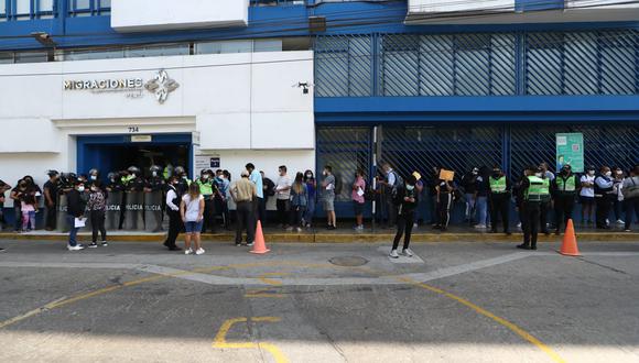 Denuncian que tramitadores cobran 120 soles para obtener cita en Migraciones. Foto: Alessandro Currarino / @photo.gec