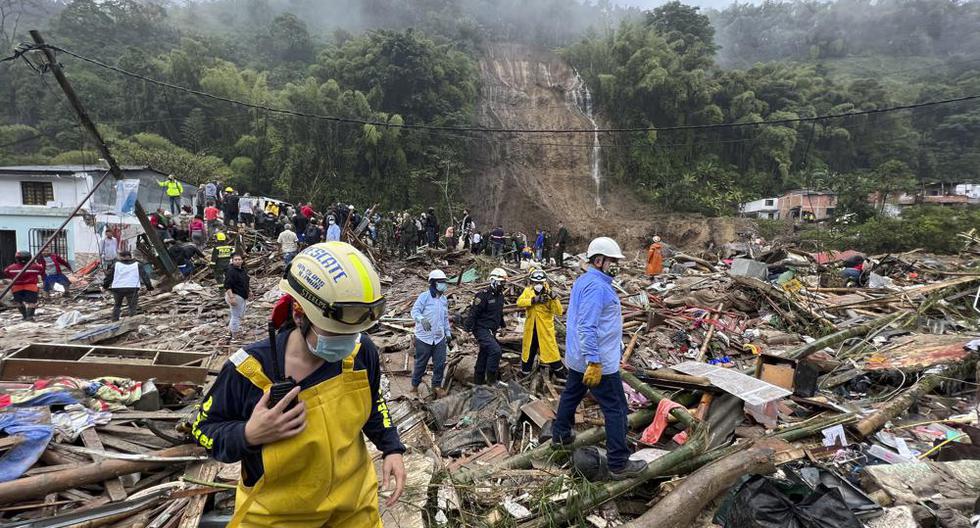 Los equipos de rescate buscan sobrevivientes donde una ladera debilitada por la lluvia se derrumbó sobre las casas en Pereira, Colombia, el martes 8 de febrero de 2022. (AP Foto/Andres Otalvaro).