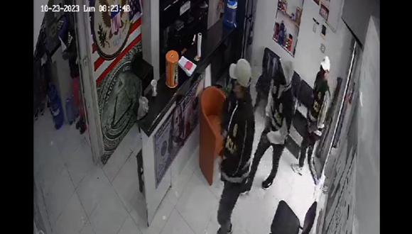 Tres sujetos vestidos con chalecos de la PNP secuetraron a un empresario. (Foto: Video difusión)