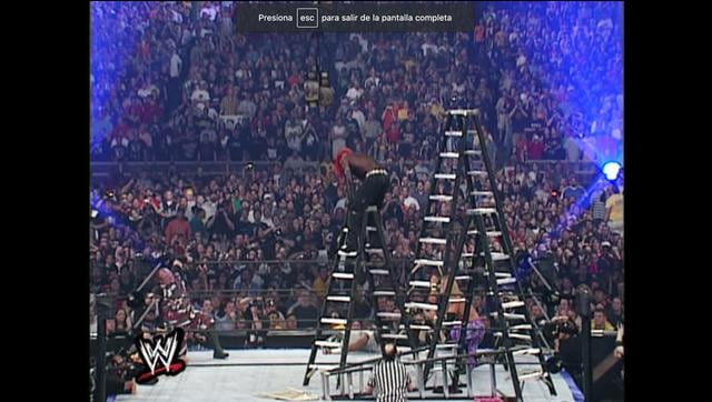 Edge le aplicó una lanza brutal a Jeff Hardy en WrestleMania 17 | Foto: Captura