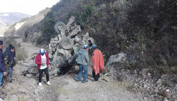 El vehículo, que se dirigía a las comunidades de Licliconga y Matibamba, se despistó en el sector conocido como la Peña de la Bruja, en el distrito de José Manuel Quiroz, a media hora de San Marcos (Foto: Martín Alvarado)