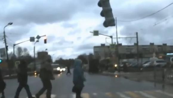 Una mujer casi es aplastada por un semáforo que se desprendió en plena avenida de una ciudad rusa | Foto: Captura de video / RT en español