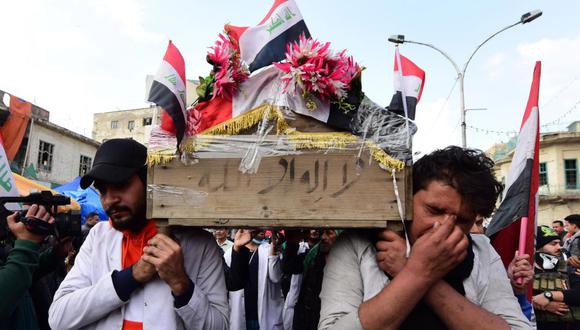 Iraquíes llevan en hombros los restos de un manifestante que murió en las protestas en Bagdad. (Foto: EFE)