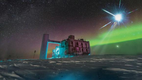 Sobre la superficie antártica se ve solamente el laboratorio de IceCube. Debajo están los detectores del telescopio de neutrinos en un kilómetro cúbico de hielo. (Foto: IceCube NSF)