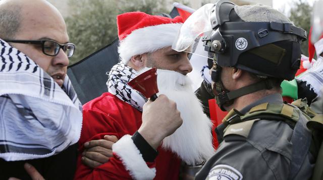 Palestinos vestidos de Papá Noel protestaron en Belén - 8