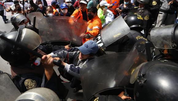 Agentes de la Policía Nacional forcejearon con trabajadores de Las Bambas en la Av. Abancay | Foto: Alessandro Currarino / @photo.gec