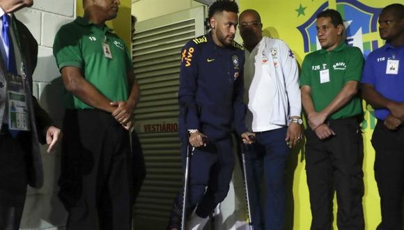 Neymar yéndose, en muletas, del estadio Mané Garrincha. (Foto: EFE)