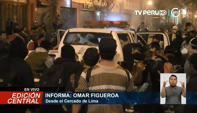 Un patrullero fue quemado por los manifestantes durante la protesta contra el Congreso de la República. (TV Perú)