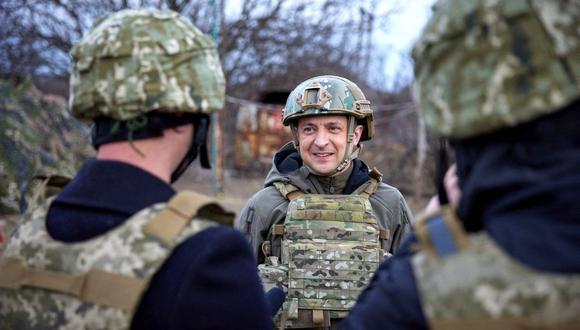 El presidente de Ucrania, Volodymyr Zelensky, en la línea del frente junto a sus tropas que combaten con los separatistas respaldados por Rusia en la región de Mariupol. (Foto de STR / AFP).