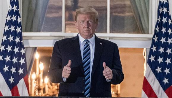 El presidente de Estados Unidos, Donald Trump, enfermo de coronavirus, hace un gesto tras regresar a la Casa Blanca, en Washington, DC, el 5 de octubre de 2020. (EFE / EPA / KEN CEDENO).