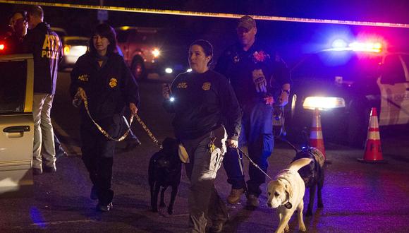 Agentes federales y la policía de Austin se encuentran investigando la escena del crimen de esta nueva explosión. (AP)