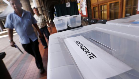 En la foto, un hombre camina junto a una urna de votación en un colegio electoral (Foto: EFE/Felipe Trueba)