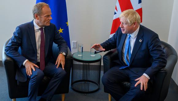 El primer ministro británico Boris Johnson y el presidente del Consejo Europeo Donald Tusk se reunieron antes de que se cumpla el plazo para conseguir una salida de la Unión Europea sin acuerdo. (AFP)
