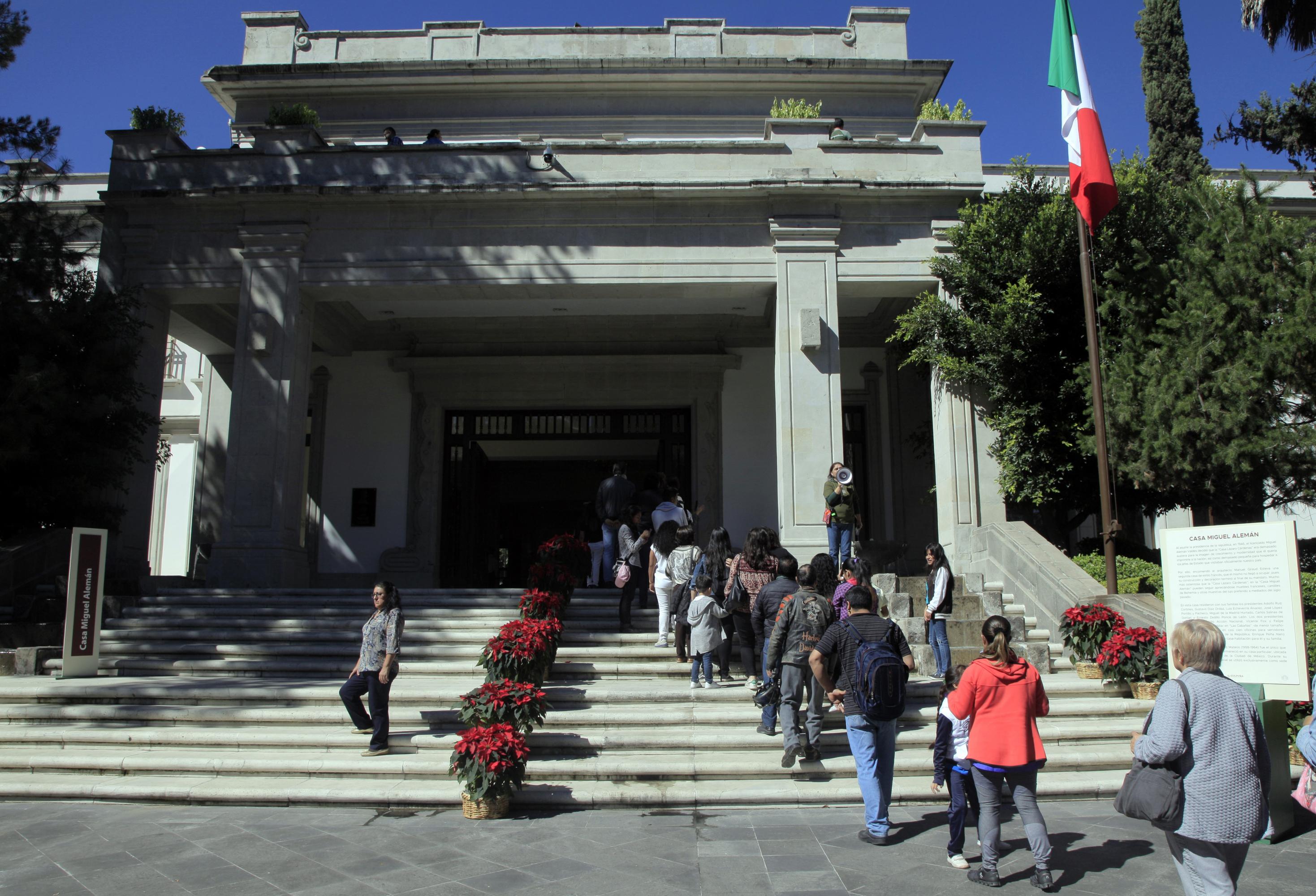 Mexicanos visitan Los Pinos, la casa presidencial que AMLO rechazó. Foto: AFP