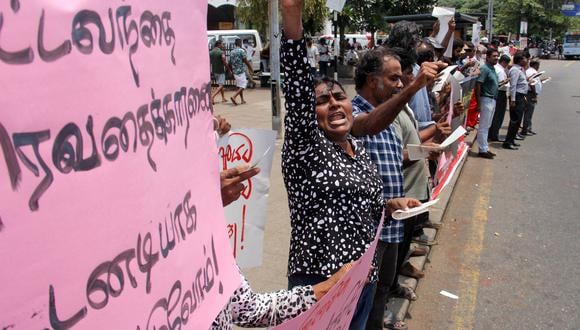 Manifestantes gritan consignas durante una protesta frente a la estación de tren de Fort en Colombo el 27 de julio de 2022. Foto: AFP