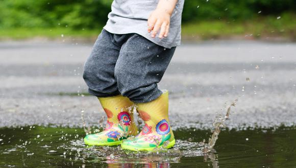 Un pequeño solamente quería usar sus botas para la lluvia. (Foto: Pixabay/Referencial)